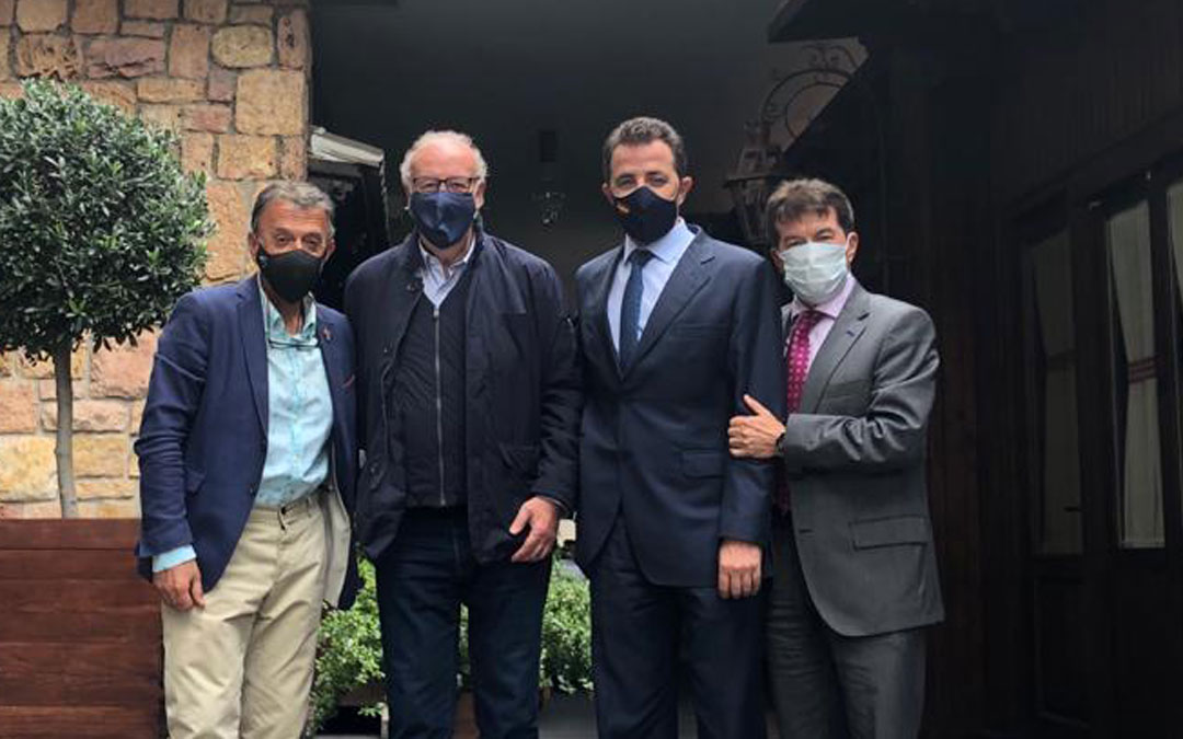 El Embajador del Melocotón de Calanda, Vicente del Bosque, y el alcalde de Calanda, Vicente del Bosque, este miércoles en Madrid