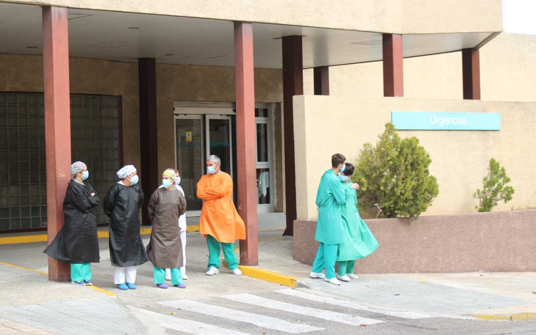 Trabajadores sanitarios a las puertas del Hospital de Alcañiz / L. Castel