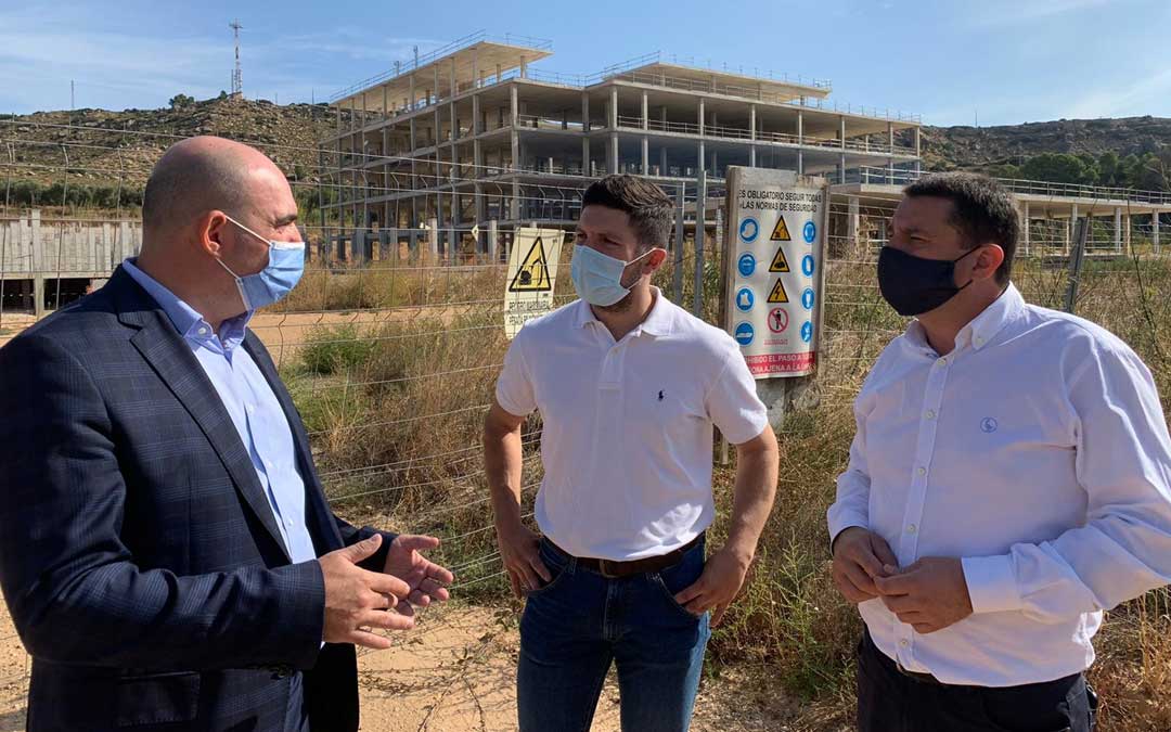 El portavoz del PP de Alcañiz, Nacho Carbó; y el concejal Miguel Ángel Estevan junto con el diputado autonómico Juan Carlos Gracia Suso / PP