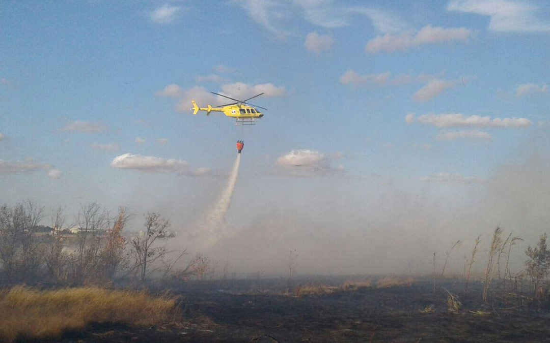 El helicóptero de la helitransportada de Alcorisa actuando en la extinción del incendio./AAPNA