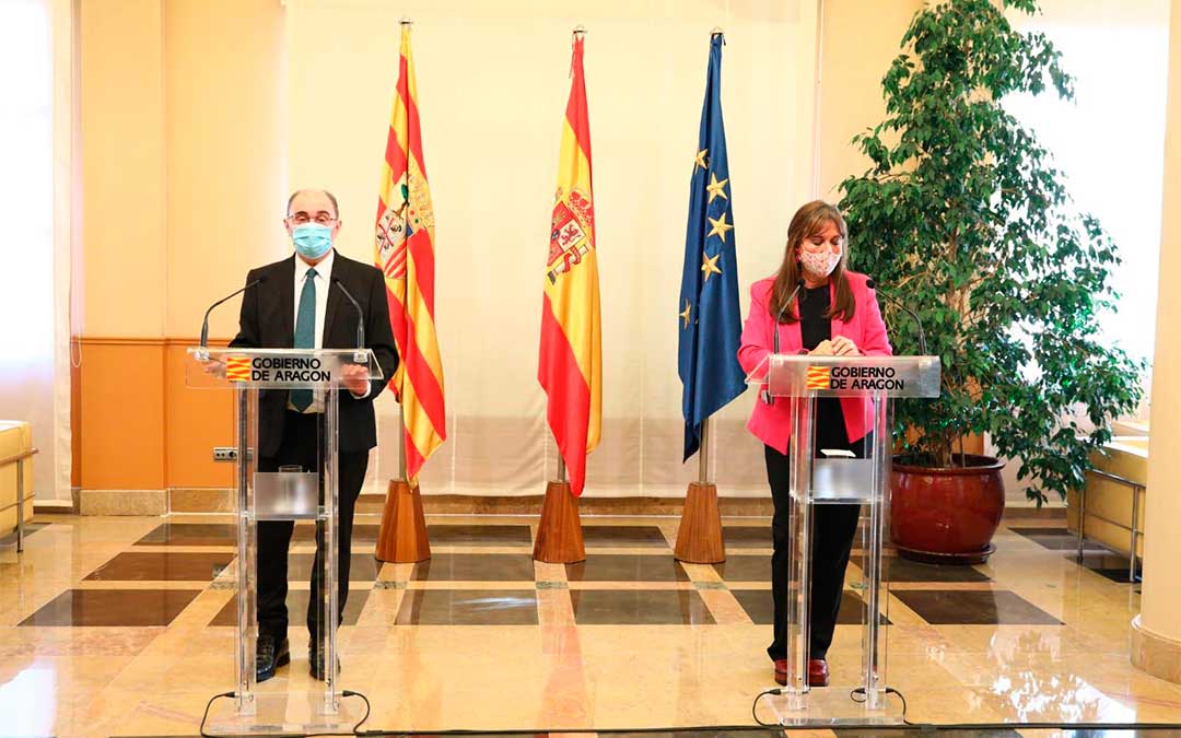 El presidente de Aragón, Javier Lambán, y la consejera de Sanidad, Sira Repollés, informan sobre las decisiones tomadas en el Consejo de Gobierno extraordinario celebrado este miércoles./ DGA