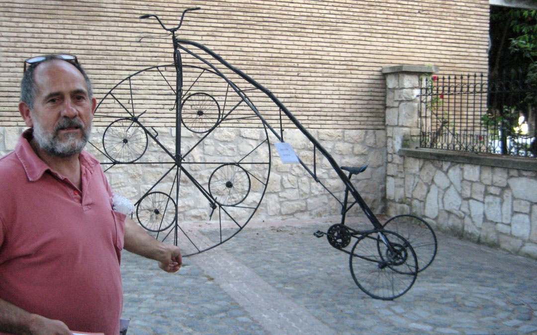 Jesús Guallar y una bici, una de sus obras instaladas en Blancas. / Archivo personal