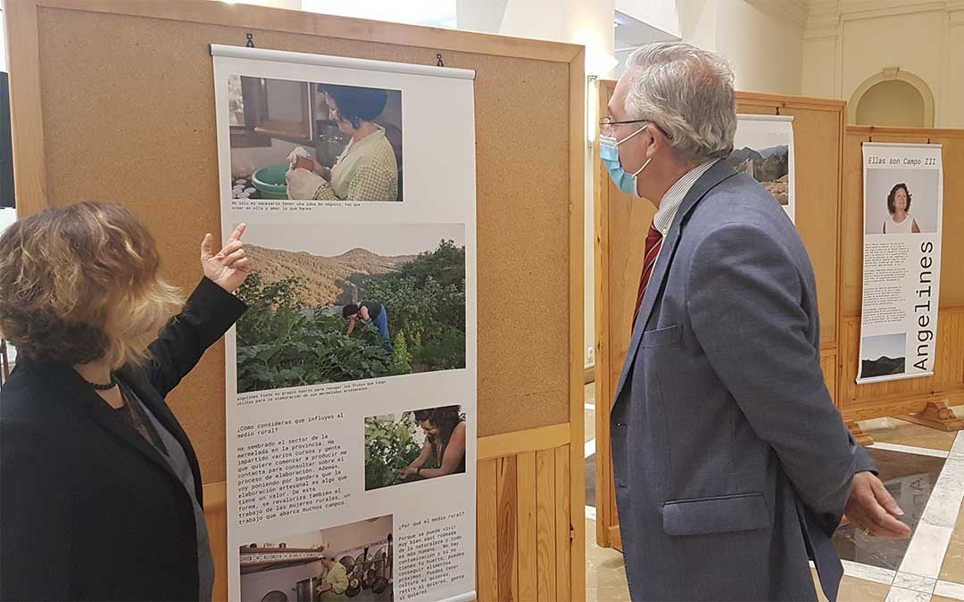 El consejero de Agricultura en la exposición con la que se conmemora el Día Internacional de la Mujer Rural./ DGA