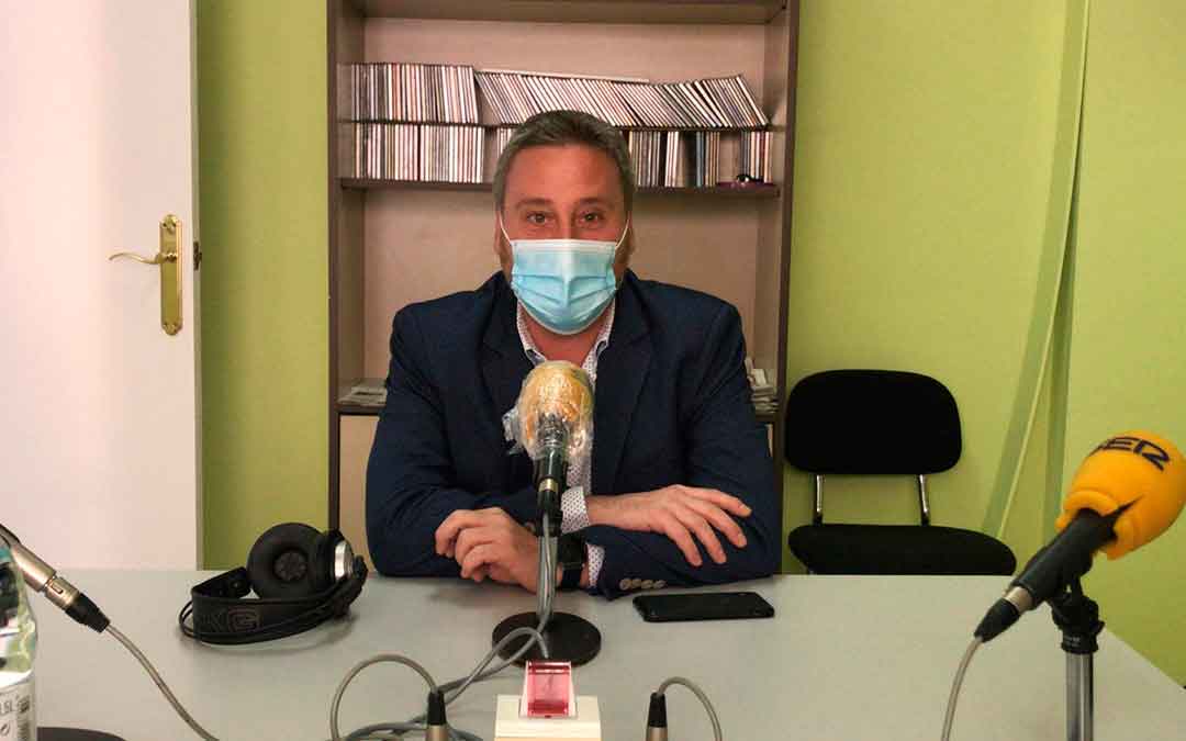 El consejero José Luis Soro visitó el estudio de Radio Caspe.