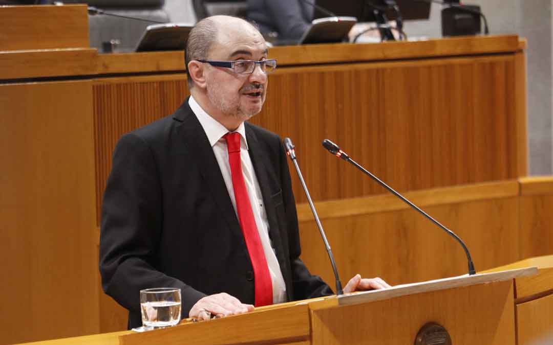 Lambán ayer durante su intervención en las Cortes / CORTES DE ARAGÓN
