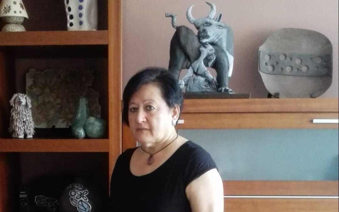 Carmen Latorre en su casa donde también tiene su taller. Detrás, la pieza que realizó para una muestra sobre el Gernika. / Archivo personal