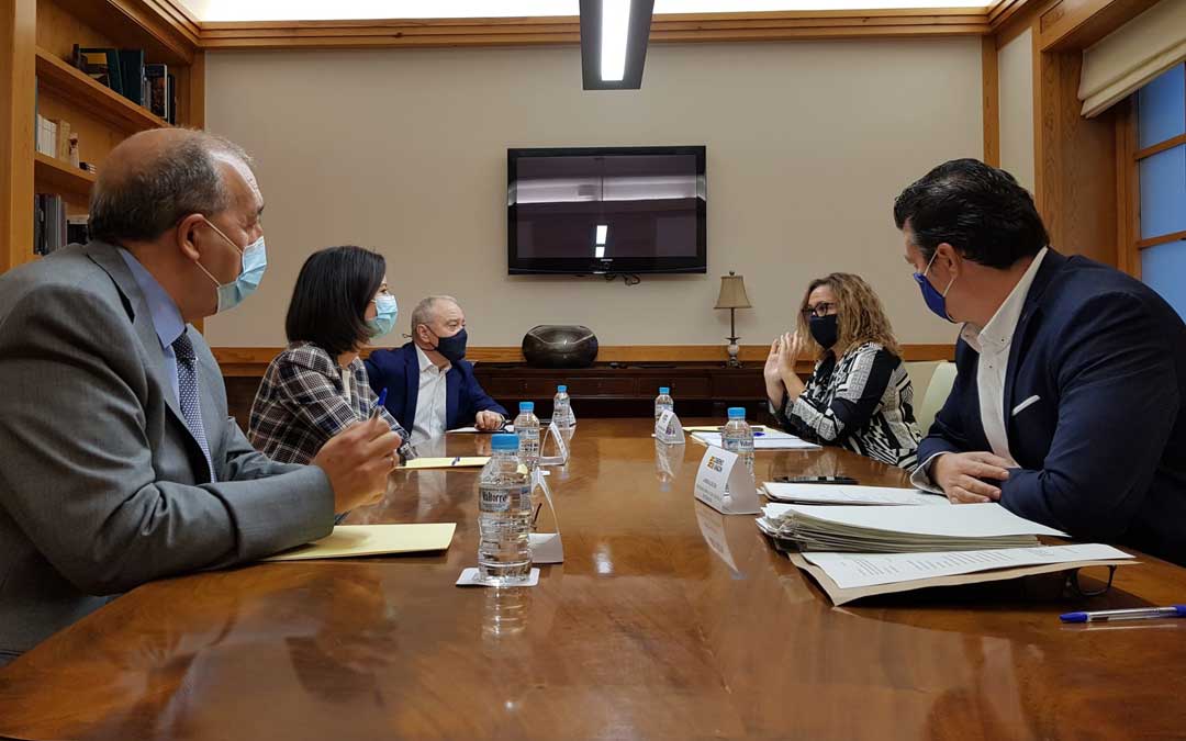 La consejera de Presidencia y Relaciones Institucionales, Mayte Pérez, y el alto comisionado para la despoblación, Javier Allué, se han reunido con representantes de las tres diputaciones provinciales para recibir las aportaciones de estas instituciones / DGA