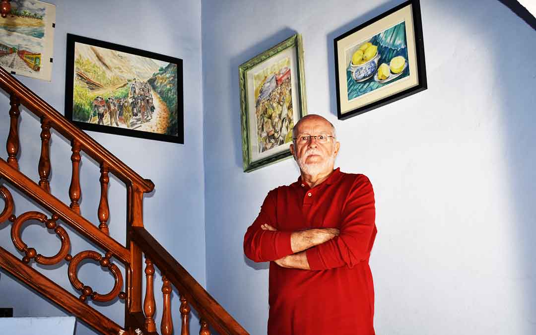 El artista fabarol Luis Valén en su casa con algunas de sus obras.