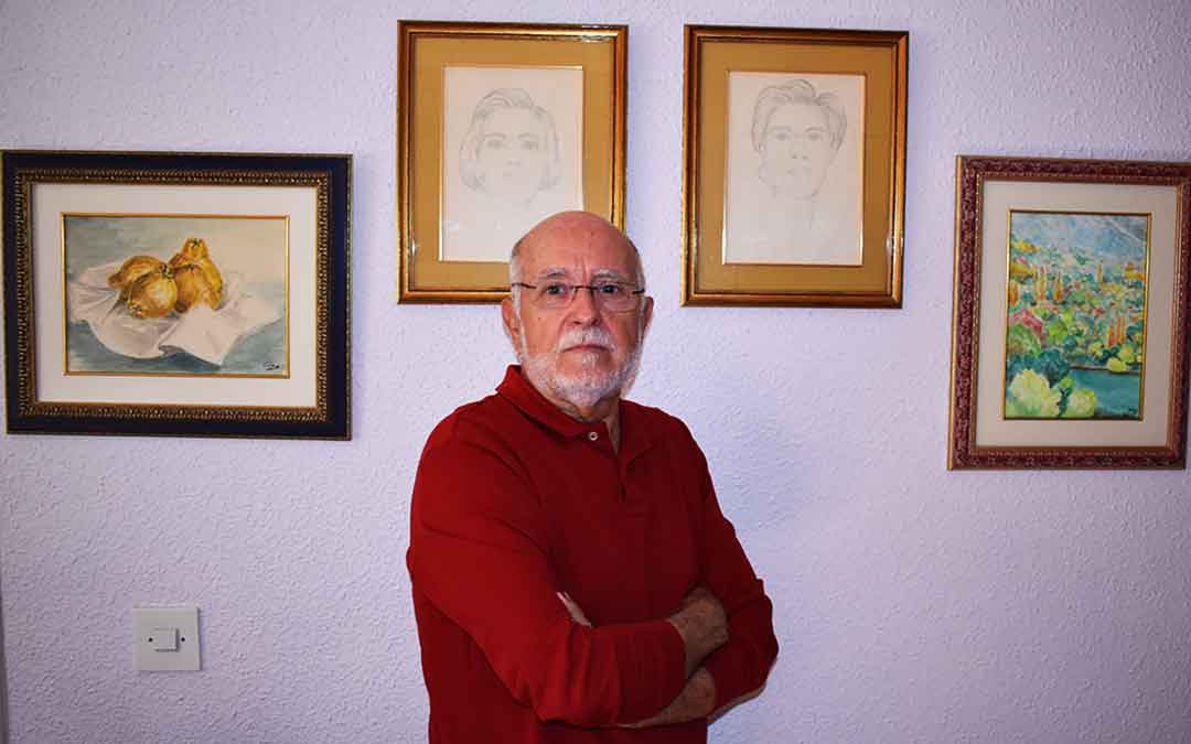 Luis Valen junto a los retratos de sus dos hijas.