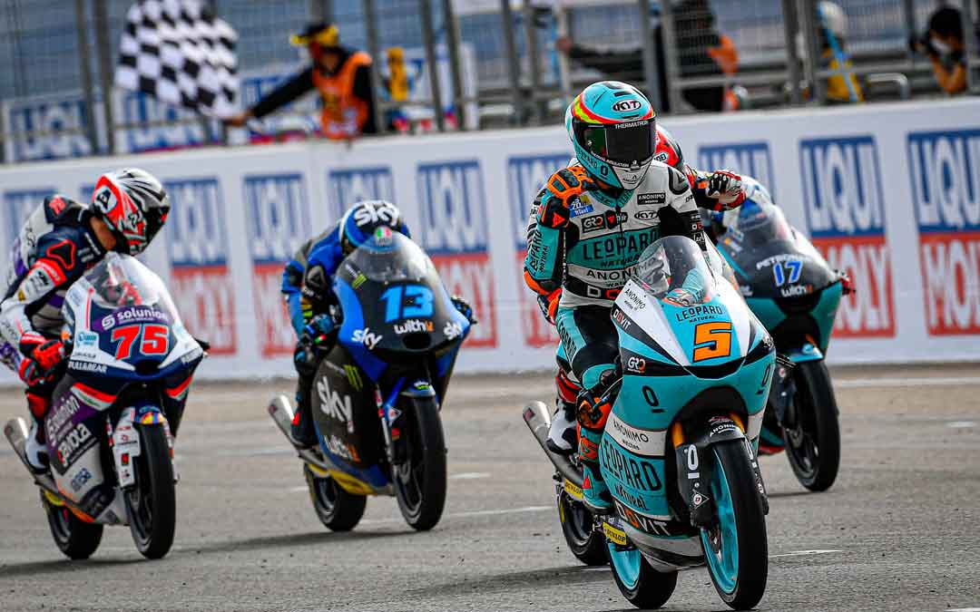 Masiá entrando victorioso en la línea de llegada de Motorland Aragón