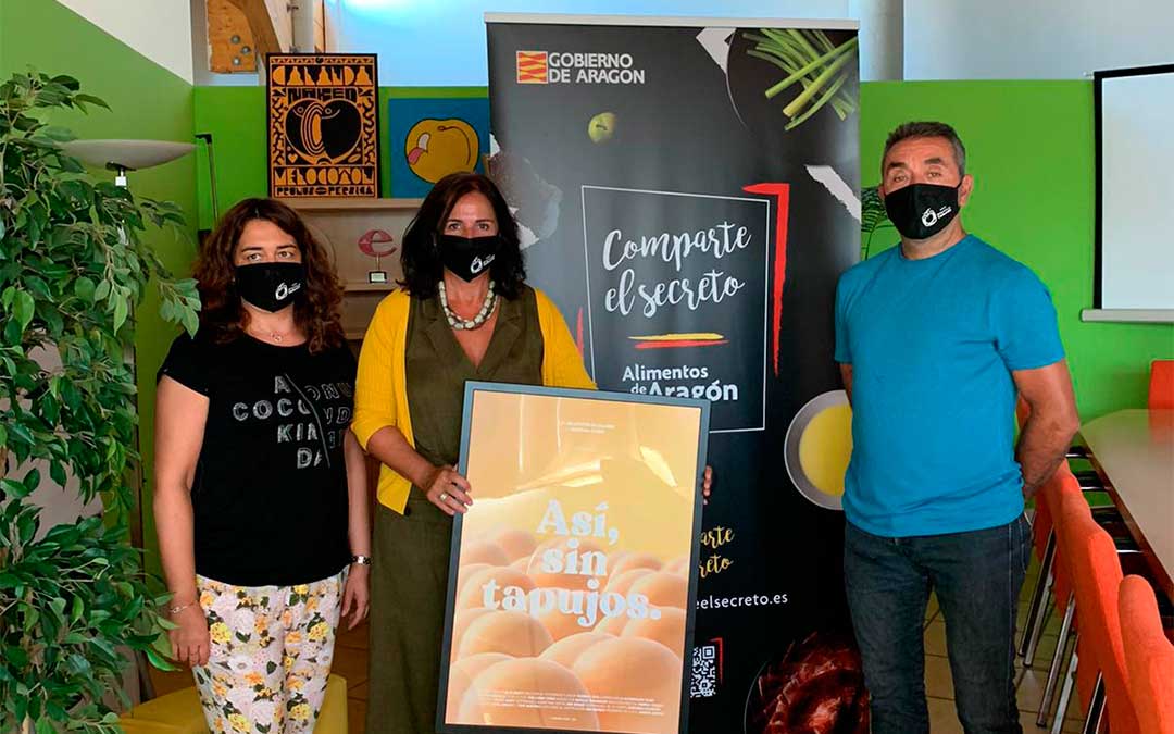 Carmen Urbano en su visita al Consejo Regulador de la DOP Melocotón de Calanda./ DGA
