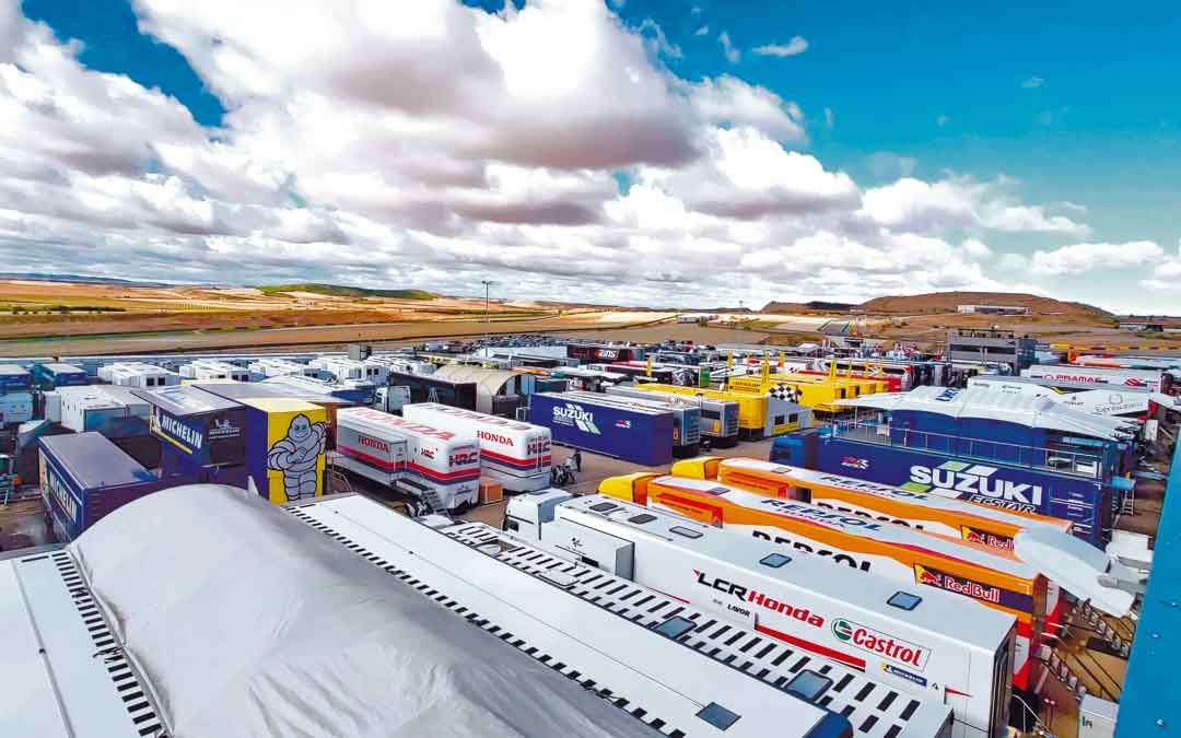 Panorámica del paddock de Motorland Aragón ayer, que este año será mucho menos concurrido que en anteriores ediciones./MOTORLAND