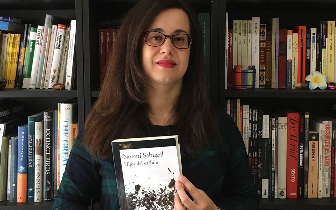 Noemí Sabugal con su libro ‘Hijos del carbón’