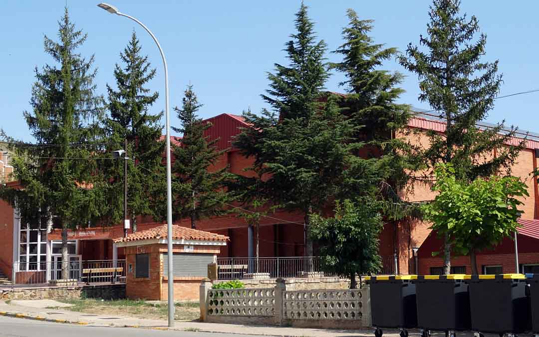 Exterior del pabellón polideportivo de la localidad de Utrillas