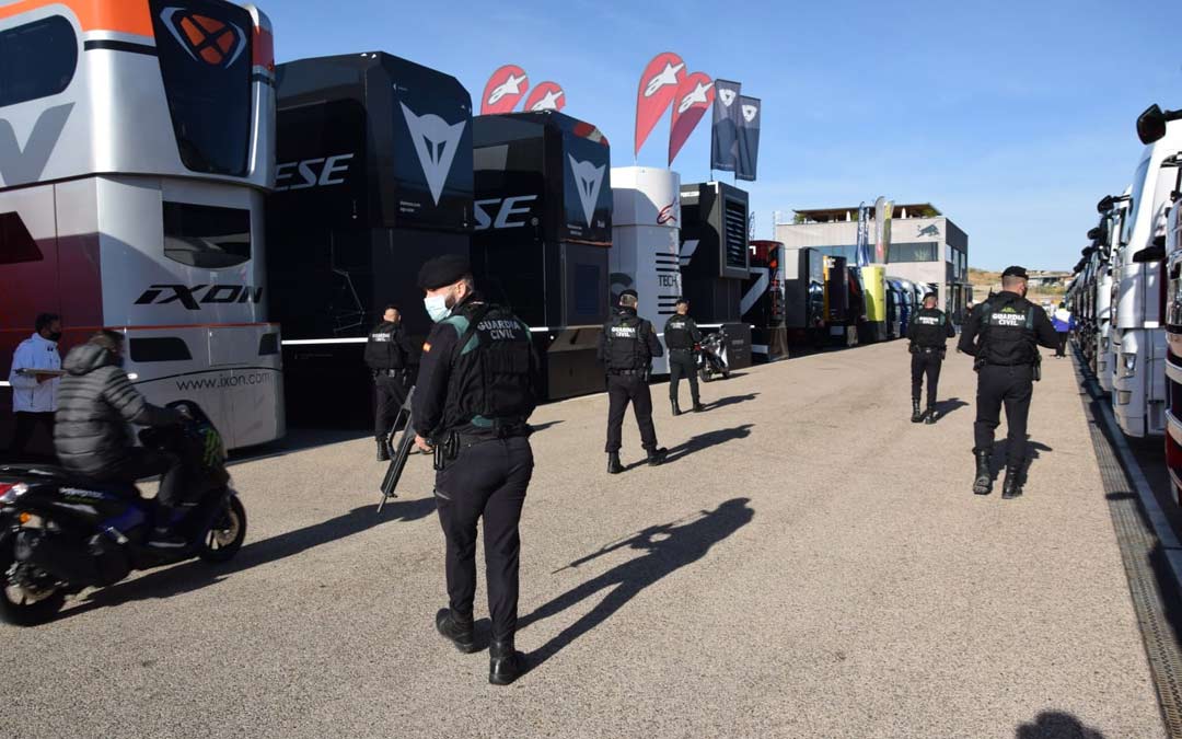 Efectivos de la Guardia Civil en el paddock de Motorland./G.C. Teruel