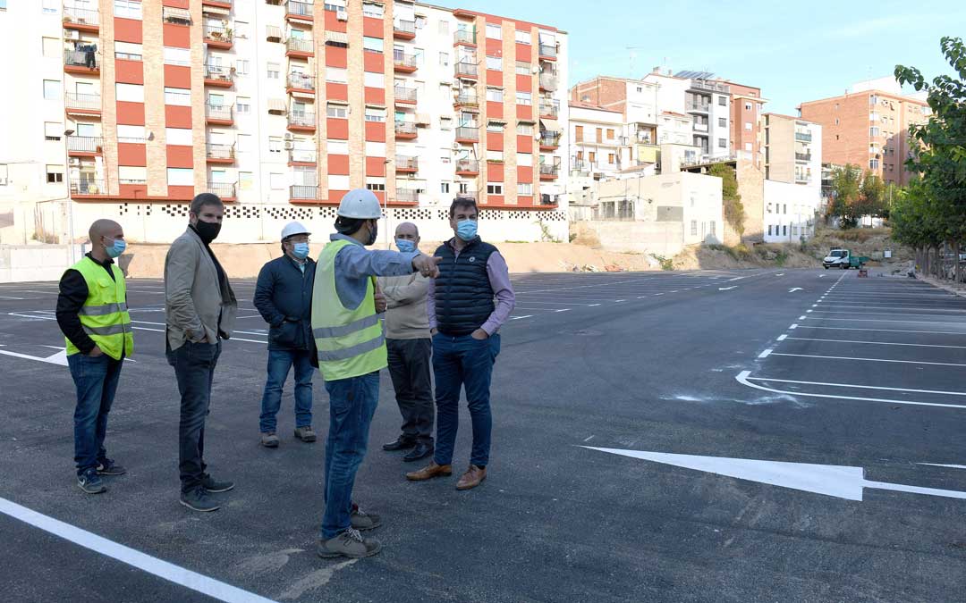 Urquizu y Baigorri junto a técnicos y representantes de la constructora el pasado 1 de octubre/ Ayto. Alcañiz