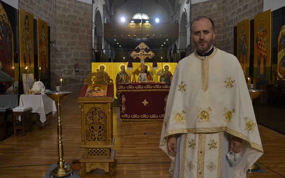 Marius Pirvulescu el domingo minutos antes de la misa./ M. Q.