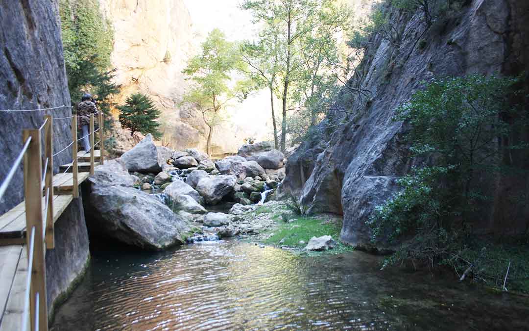 Uno de los tramos de las pasarelas de Valloré sobre el río Guadalope en Montoro de Mezquita./ L.C.