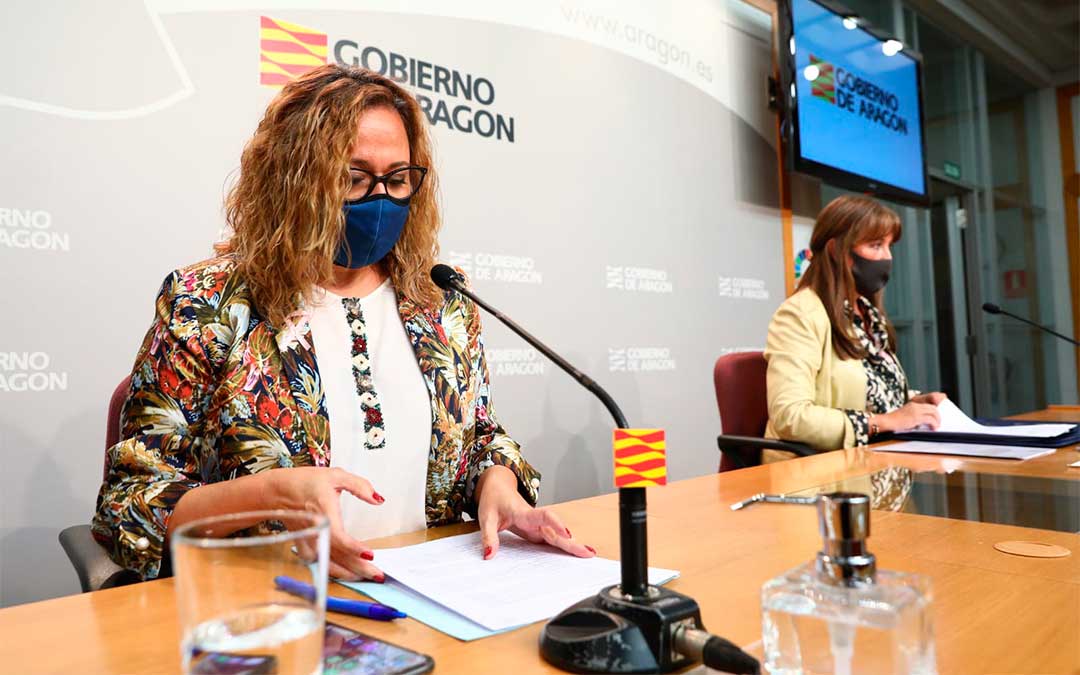 La consejera de Presidencia, Mayte Pérez; y la consejera de Sanidad, Sira Repollés, este lunes en rueda de prensa / DGA