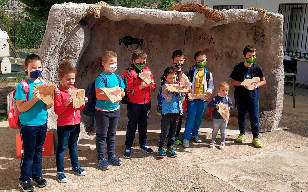El alumnado de varios centros educativos del Maestrazgo participaron en estas actividades experienciales, donde pudieron recrear pinturas rupestres de la propia comarca./ Comarca Maestrazgo