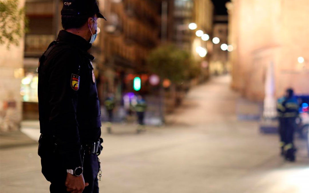 La Policía vigila el cumplimiento de toque de queda./ J.M.García
