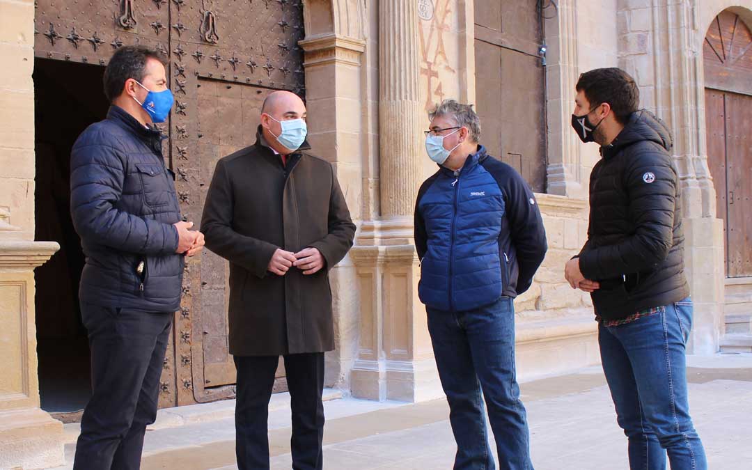 n El diputado nacional del PP, Alberto Herrero; el diputado autonómico Juan Carlos Gracia Suso; el portavoz comarcal, José Miguel Celma ; y el portavoz en Alcañiz, Nacho Carbó, este lunes en rueda de prensa en la capital bajoaragonesa / L. Castel