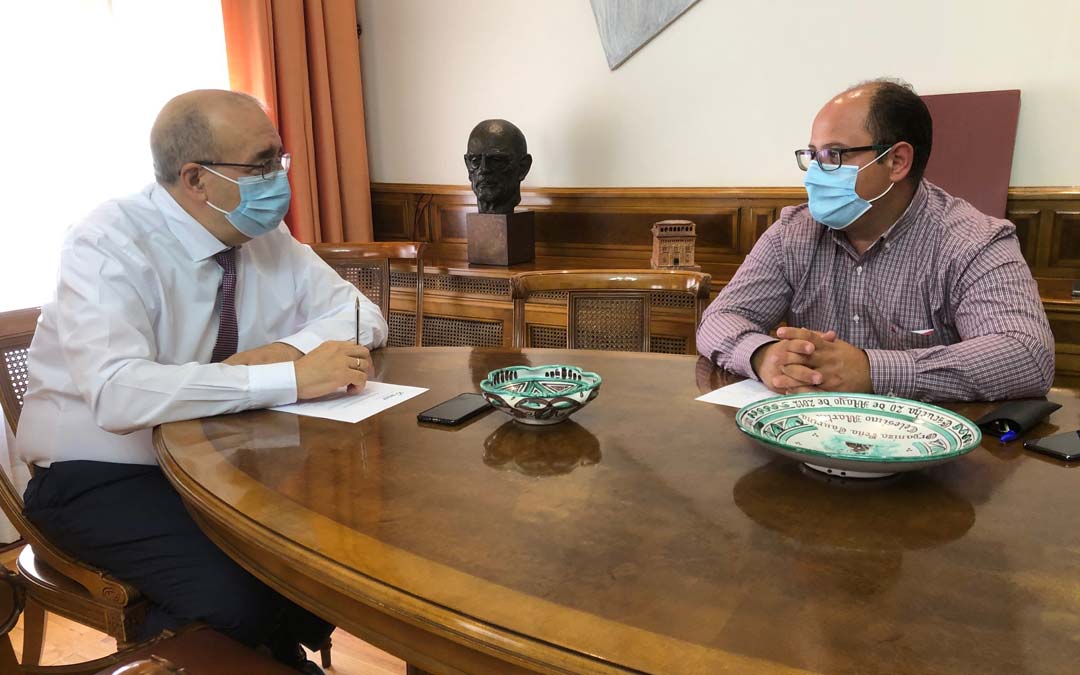 Reunión del presidente Manuel Rando y el vicepresidente Alberto Izquierdo para concretar las cifras./DPT
