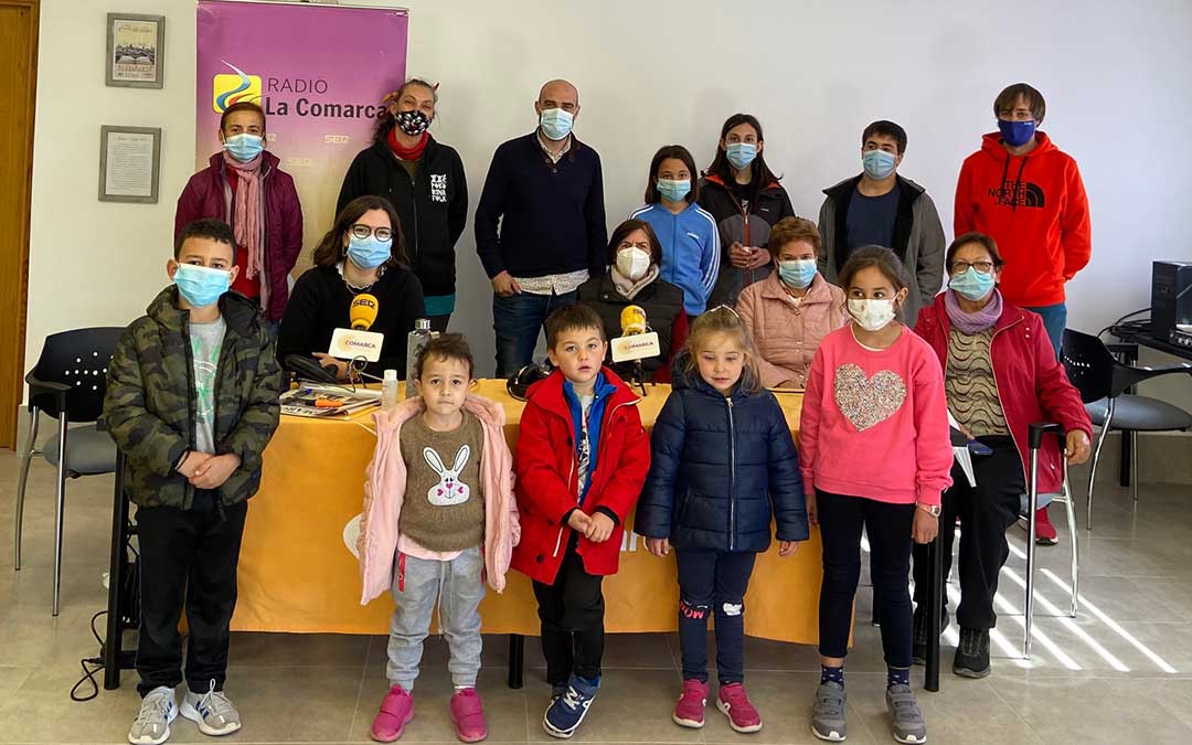 Programa especial de Radio La Comarca en Allepuz, que contó con los niños de la escuela como invitados./ L.C.