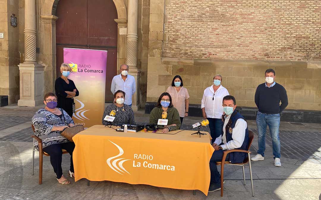 Invitados al programa especial emitido desde Radio La Comarca en Calanda./ L.C.