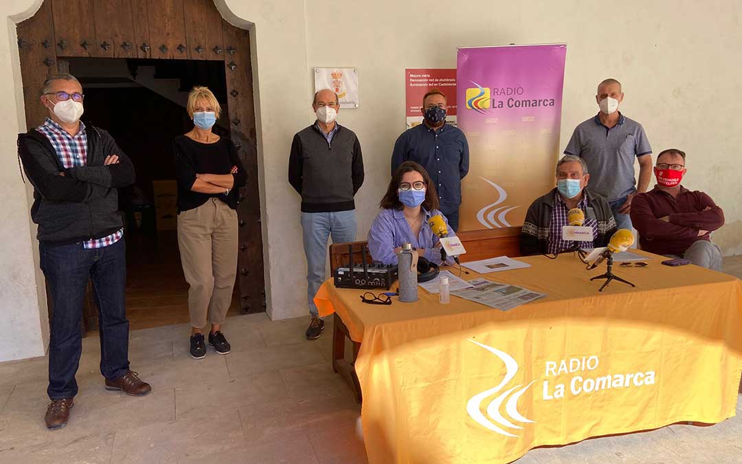 Invitados al programa especial emitido desde Castelserás con el equipo de Radio La Comarca./ L.C.