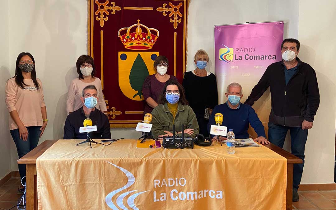 Invitados al programa especial emitido desde el Ayuntamiento de La Ginebrosa por parte de Radio La Comarca./ L.C.