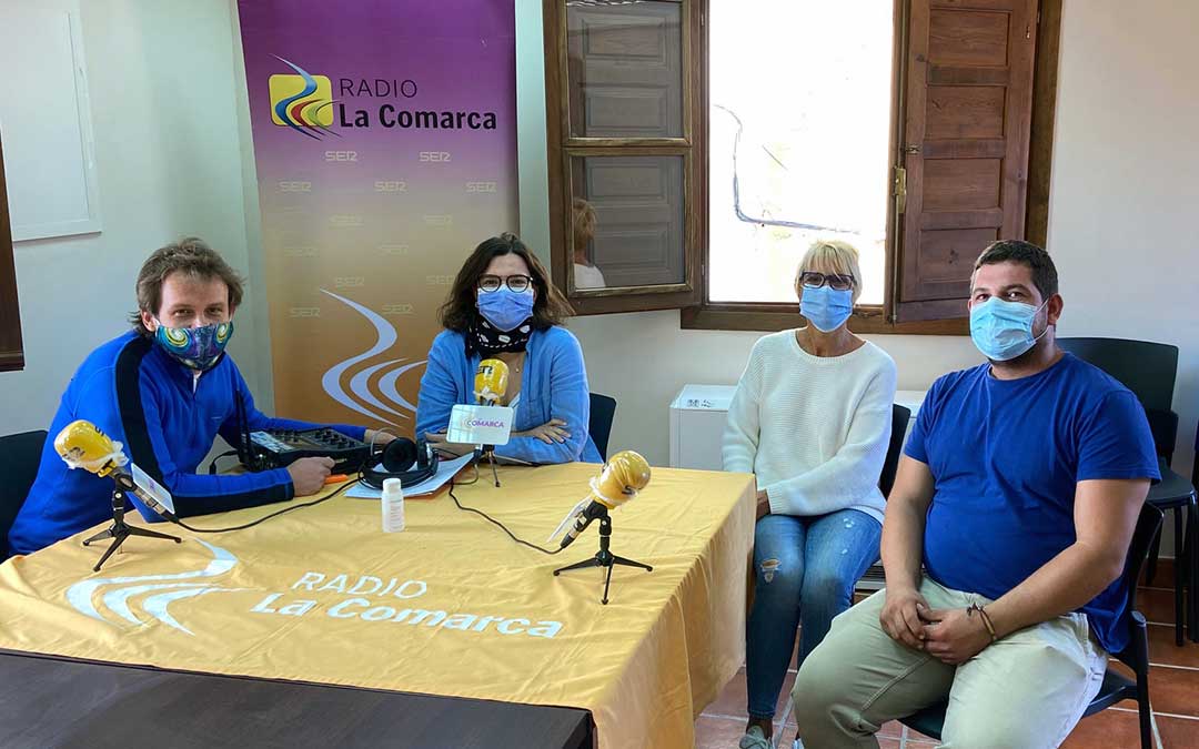 Invitados al programa especial de Radio La Comarca emitido desde el Ayuntamiento de Pitarque./ L.C.