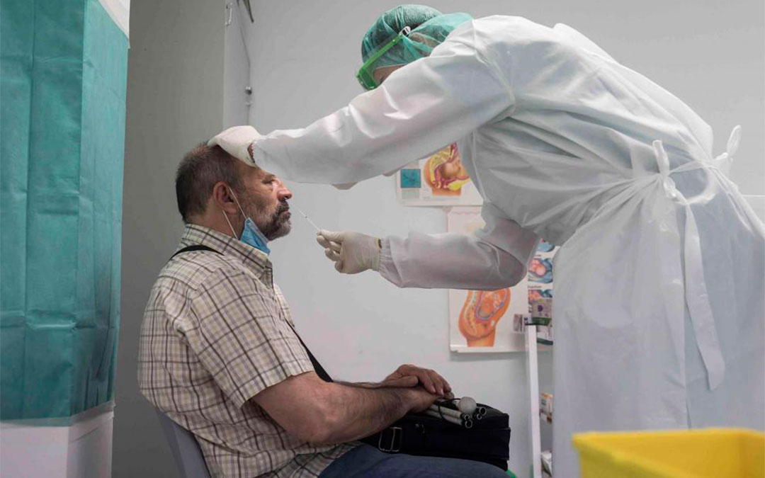 Realización de una prueba PCR en el Centro de Salud Torrero La Paz de Zaragoza/ Heraldo-José Miguel Marco