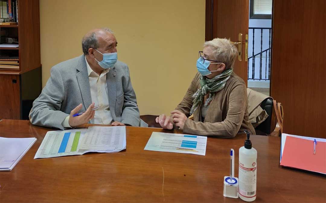 El presidente Manuel Rando con la diputada delegada Rosario Pascual./ DPT