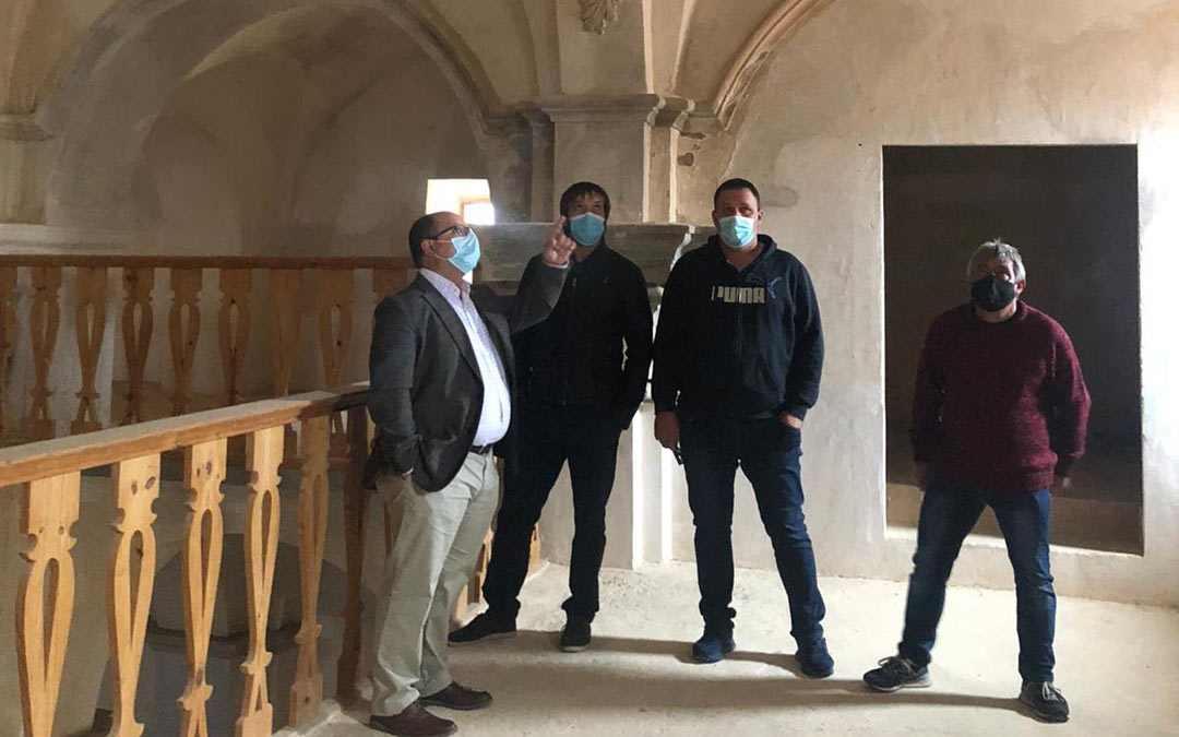 Alberto Izquierdo (DPT) junto a representantes municipales y comarcales en la visita a la ermita de San Bartolomé./DPT