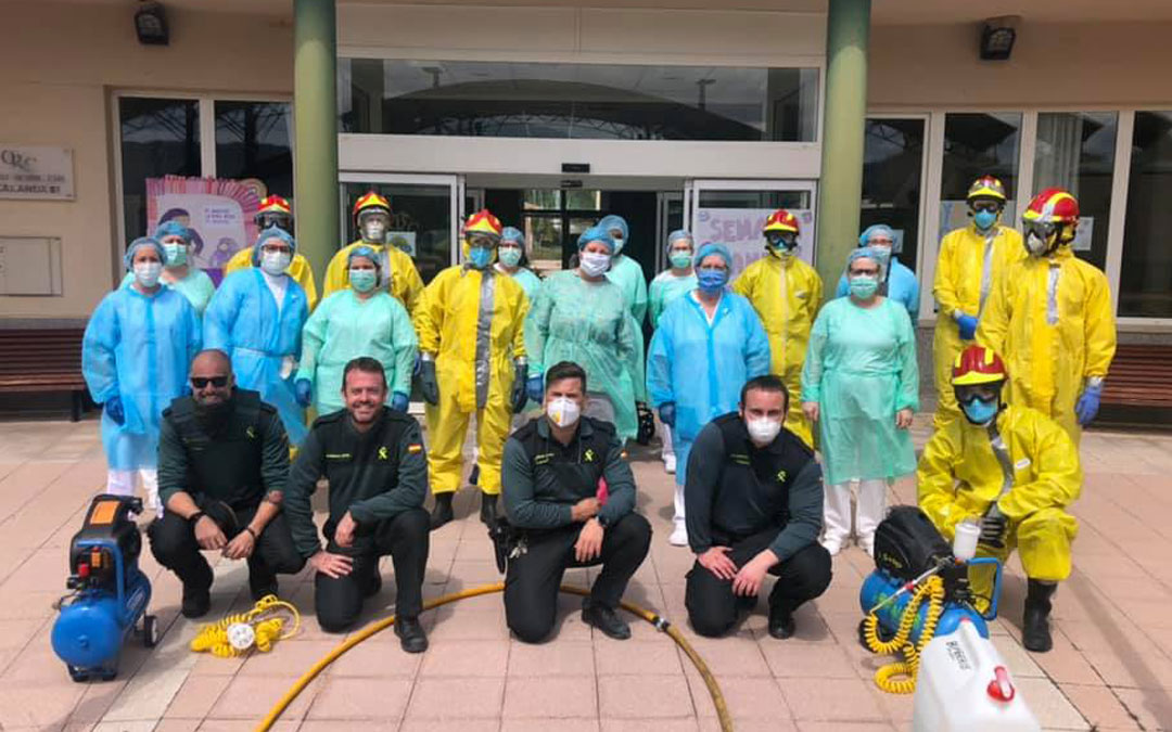 Miembros de la plantilla del Centro Residencial Calanda con Bomberos y Guardia Civil cuando la residencia fue desinfectada en la primera ola del covid