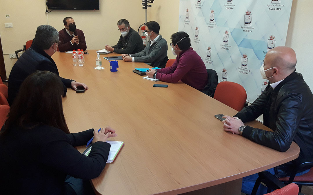 Los responsables de la UTE en el Ayuntamiento de Andorra durante la reunión./ Ayto. Andorra