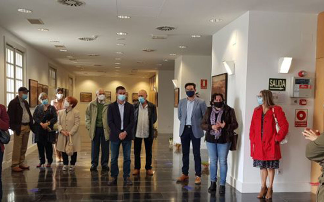 Inauguración de la exposición. Estuvieron el alcalde de Torrevelilla y el presidente de la comarca del Bajo Aragón, entre otros