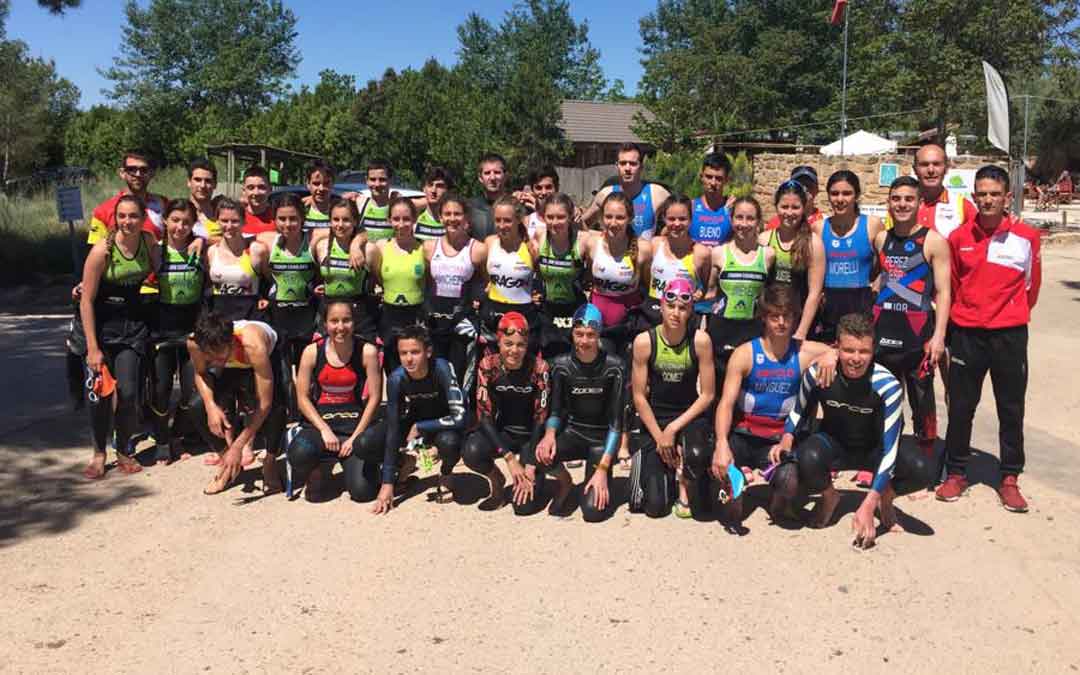 Grupo de triatletas a las puertas del Camping La Estanca