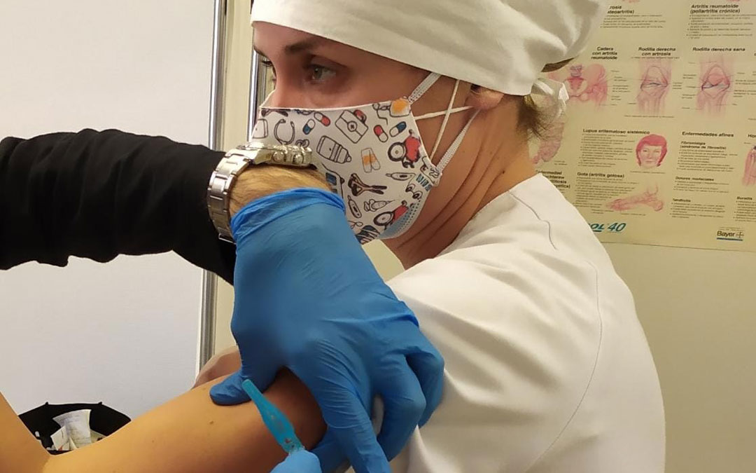 La coordinadora del Centro de Salud de Mas de las Matas, Pilar Borraz, vacunándose. / La Comarca