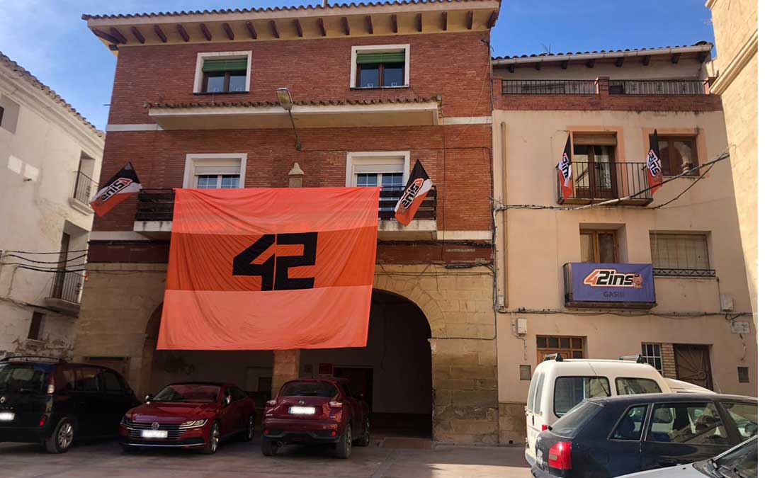 Banderines con el número 42 de Rins han adornado durante este domingo Valdealgorfa./ E.I.