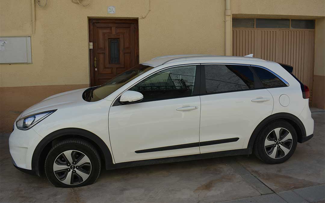 El coche del cura, un Kia blanco, con las ruedas pinchadas./ M. Celiméndiz