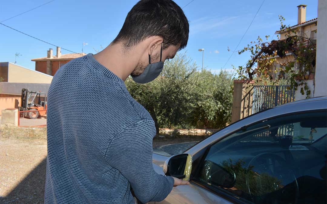 Uno de los jóvenes que fue amenazado con un cuchillo por la vecina de Valdealgorfa./ M. Celiméndiz