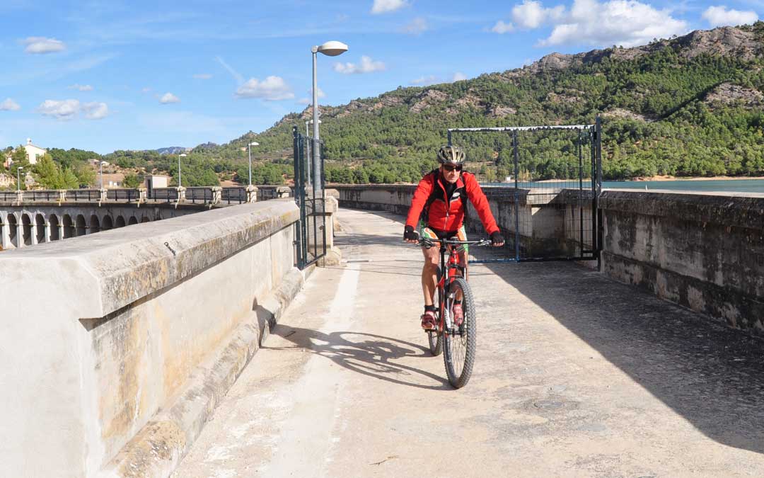 Un ciclista pasando el lunes por la puerta recientemente abierta.