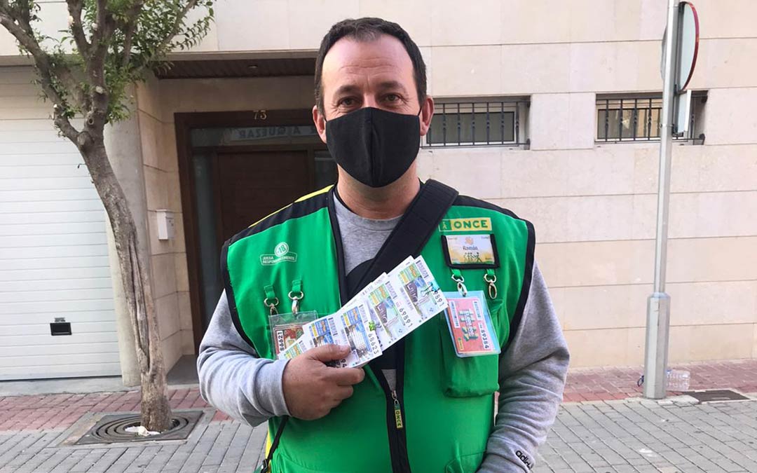 Ramón Celma, vendedor de la ONCE quien ha repartido el premio de 100.000 euros en Albalate./R.Celma