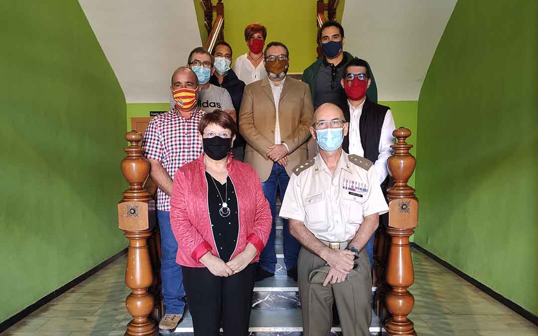 Representantes municipales junto al Delegado de Defensa en Aragón.