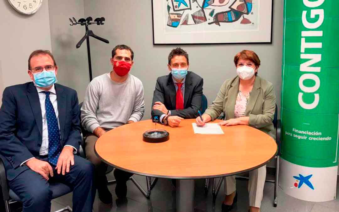 Representantes de la Obra Social La Caixa junto a La Alcaldesa de Caspe, Pilar Mustieles y el Concejal de Educación, Gabriel Luena.