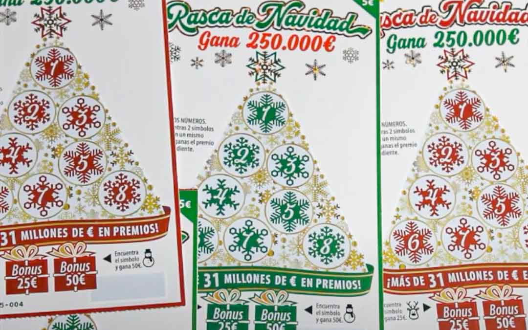 Composición con varios boletos especiales de Navidad./ La Comarca