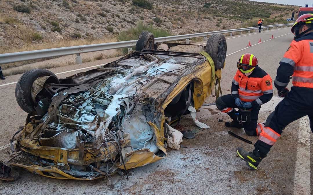 Los bomberos han revisado la zona y asegurado el vehículo para evitar una posible explosión ya que salía humo y se había derramado combustible / Bomberos DPT