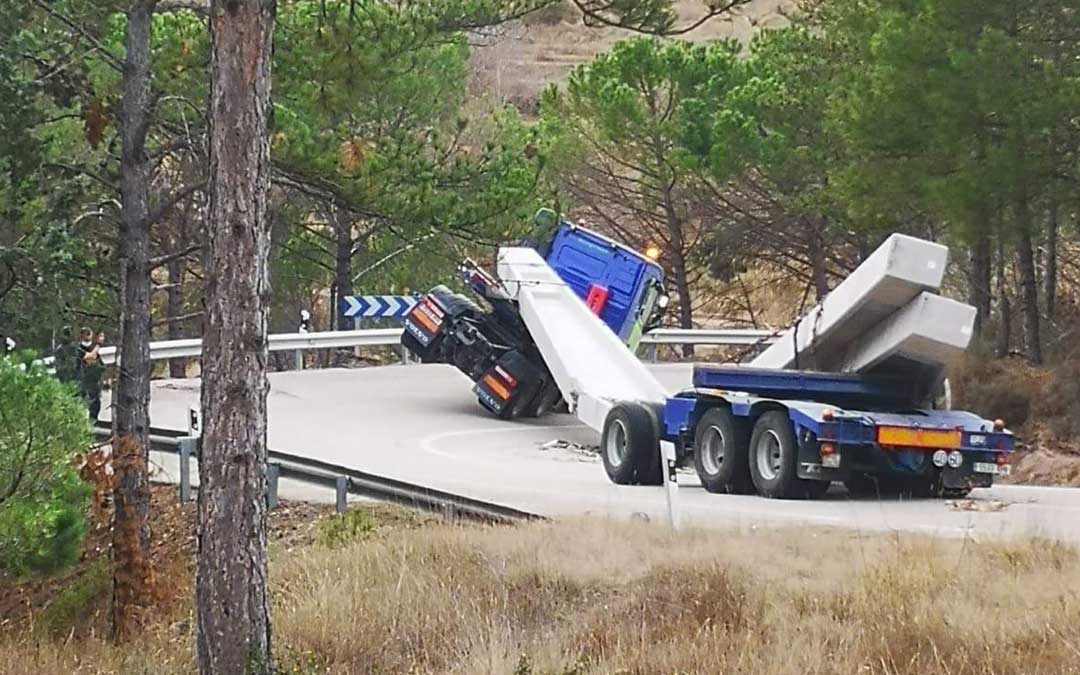 El camión accidentado a la altura de Montalbán en la N-211./ L.C.